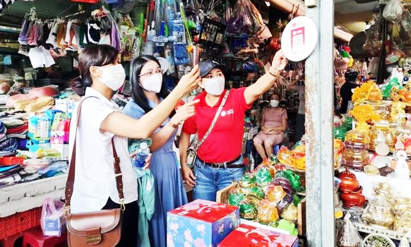 Người dân mua hàng và thanh toán bằng QR Code tại chợ Hàn.
