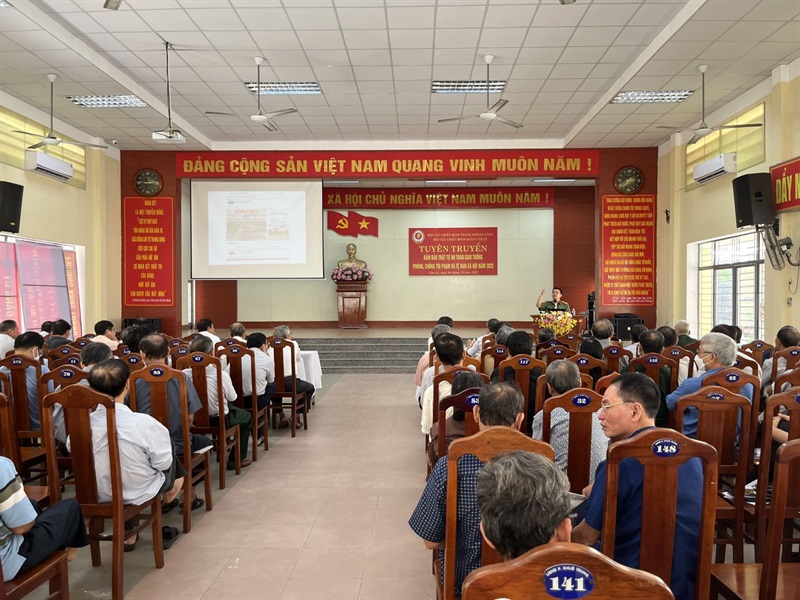 Cán bộ công an thuộc Công an thành phố Đà Nẵng phối hợp tuyên truyền