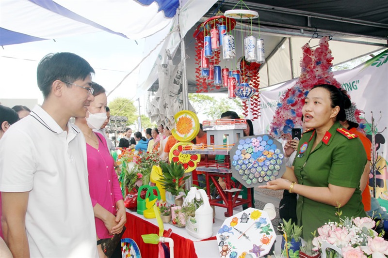 Hội phụ nữ CAQ Sơn Trà đang giới thiệu một số sản phẩm được tái chế từ nhựa.
