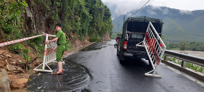 Cảnh sát Giao thông Công an huyện Phú Lộc (Thừa Thiên - Huế) làm "cọc tiêu sống" điều tiết phương tiện giao thông.