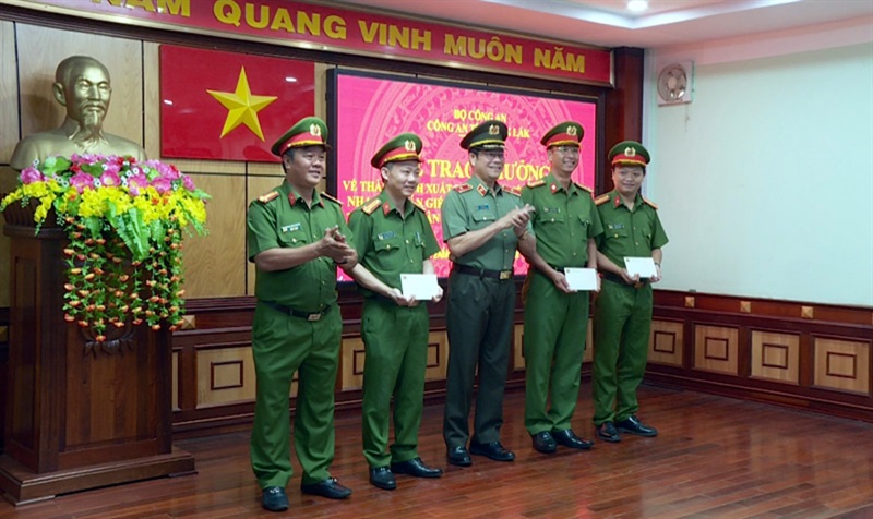 Thiếu tướng Lê Vinh Quy- Giám đốc Công an tỉnh Đắk Lắk trao thưởng cho các đơn vị tại buổi lễ.
