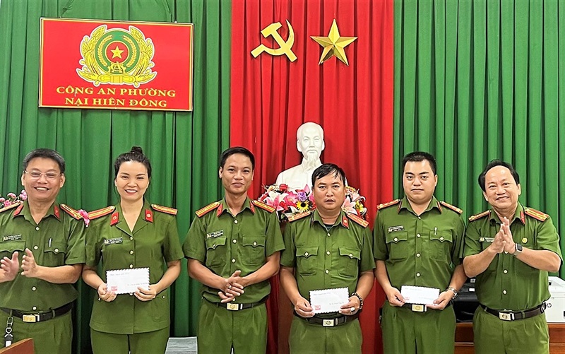 Thượng tá Phan Minh Mẫn trao thưởng, động viên cán bộ chiến sĩ CAP Nại Hiên Đông.