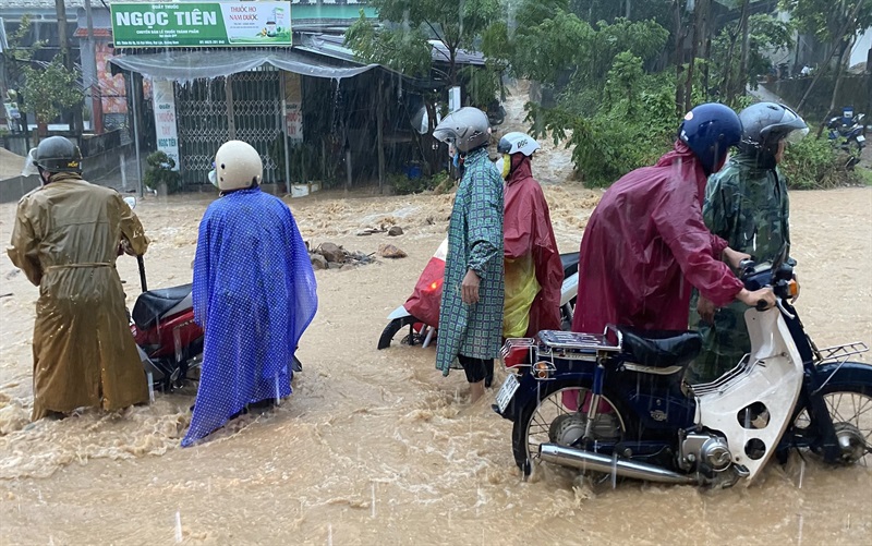 Công an các xã thuộc huyện Đại Lộc giúp dân dọn dẹp vệ sinh đường giao thông sau khi nước rút.