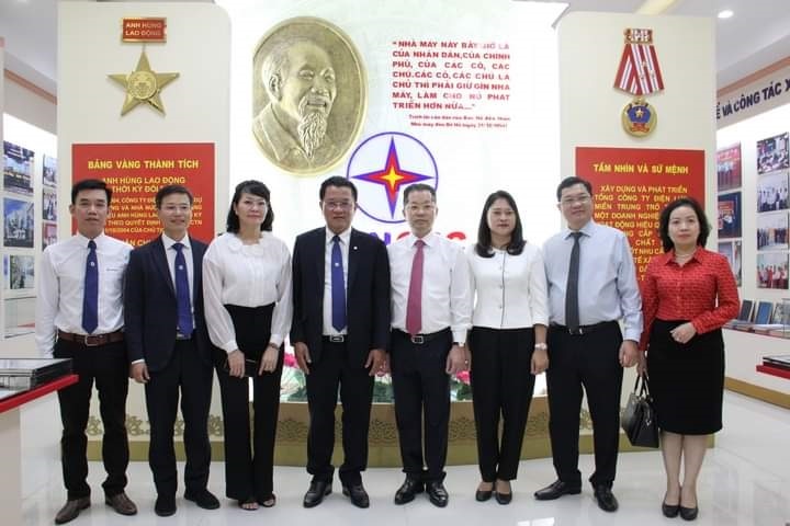Bí thư Thành ủy Đà Nẵng Nguyễn Văn Quảng (người thứ 5 từ trái qua) tại buổi thăm EVNCPC.