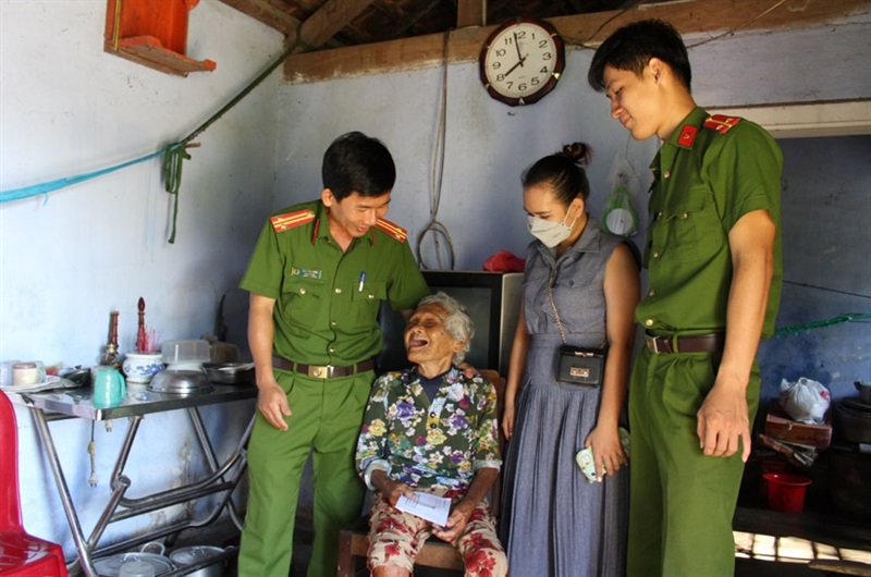 Thăm, động viên và tặng quà cụ Huỳnh Thị Cam, 94 tuổi ở An Vĩnh, Phổ Khánh.
