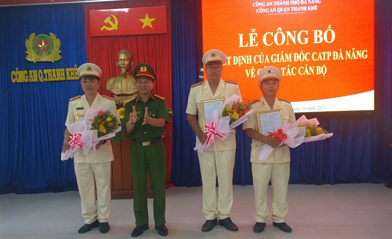 Thượng tá Nguyễn Văn Thanh, Phó Trưởng CAQ Thanh Khê trao quyết định điều động, bổ nhiệm cấp phó Công an các đơn vị, địa phương