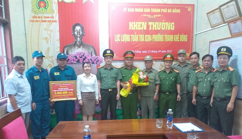 Thượng tá Nguyễn Đại Đồng, Phó Giám đốc CATP Đà Nẵng và lãnh đạo địa phương tại buổi trao thưởng