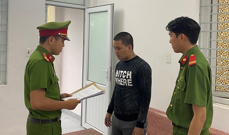 Cơ quan CSĐT Công an quận Hải Châu tống đạt quyết định khởi tố bị can và lệnh tạm giam đối với Đỗ Trí Dũng.