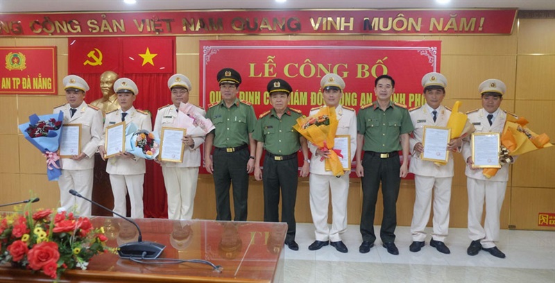 Lãnh đạo CATP Đà Nẵng chụp ảnh lưu niệm cùng các đồng chí được bổ nhiệm, luân chuyển.