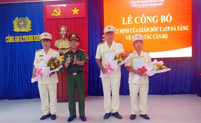 Thừa ủy nhiệm, Thượng tá Trần Văn Tám trao quyết định điều động, bổ nhiệm cho các đội trưởng, trưởng Công an phường.