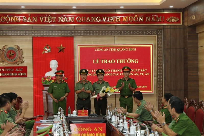 Đại tá Nguyễn Hữu Hợp tặng hoa chúc mừng các đơn vị tham gia phá án vụ bắt đánh bạc tại thị xã Ba Đồn.
