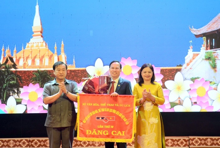 Đại diện UBND tỉnh Điện Biên trao Cờ đăng cai cho đại diện UBND tỉnh Quảng Nam.