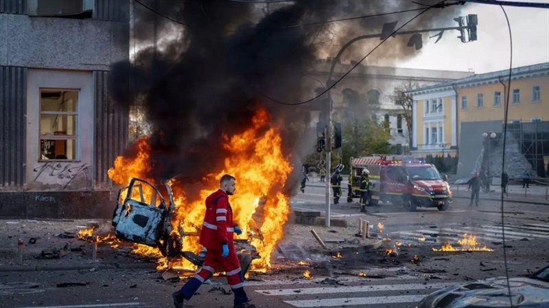 Các vụ nổ lớn lại liên tiếp xuất hiện ở nhiều tỉnh của Ukraine trong ngày 12-10. Ảnh: AP