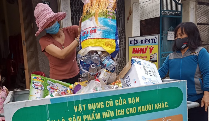 Du khách nước ngoài và người dân Q.Thanh Khê thu gom rác thải nhựa ven biển đường Nguyễn Tất Thành.