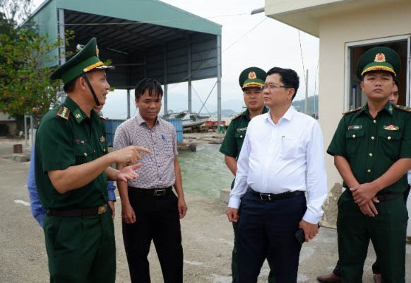 Phó Chủ tịch UBND TP Đà Nẵng Trần Phước Sơn nghe Trạm kiểm soát biên phòng Mân Quang, BQL âu thuyền và cảng cá Thọ Quang báo cáo tình hình thực hiện các quy định của ngư dân.