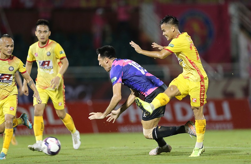 Sài Gòn FC (giữa) suýt kiếm được 1 điểm trước Đ. Thanh Hóa nhưng tiền đạo Matheus Vieira lại thực hiện không thành công.