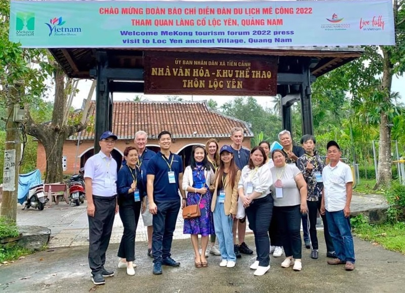 Đoàn báo chí quốc tế tại Nhà Văn hóa - Khu Thể thao làng cổ Lộc Yên.