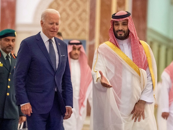 Thái tử Mohammed bin Salman đón Tổng thống Mỹ Joe Biden tại lâu đài Al Salman ở Jeddah, Saudi Arabia, ngày 15-7-2022. Ảnh: Reuters