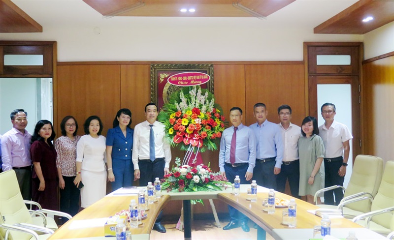 Chủ tịch UBND TP Đà Nẵng Lê Trung Chinh thăm, chúc mừng ngày Doanh nhân Việt Nam tại Công ty Dược Danapha.