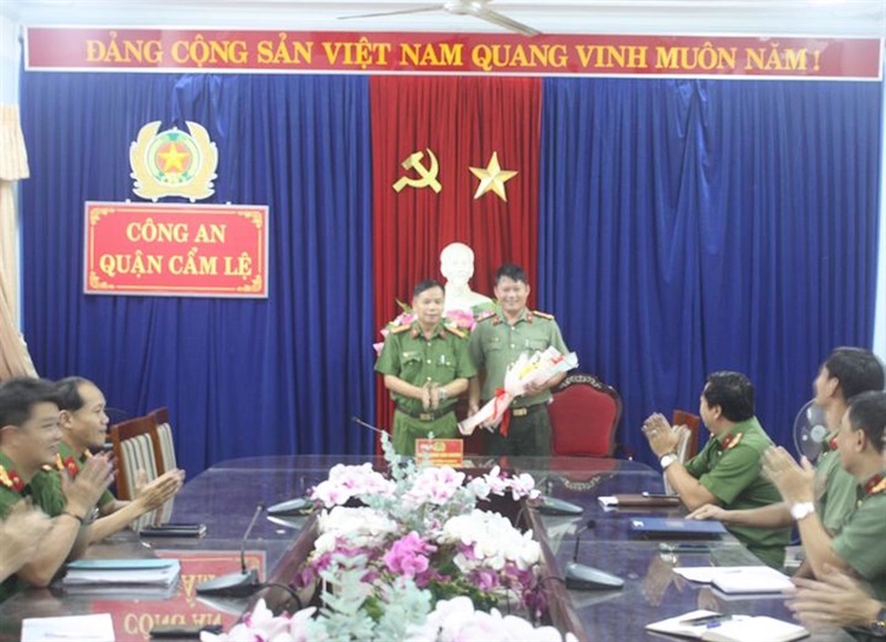 Đại tá Đặng Văn Khuôn tặng hoa chúc mừng Trung tá Văn Công Bình.