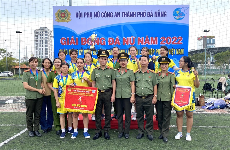 Đội Liên quân 1 giành ngôi vô địch chụp ảnh lưu niệm cùng ban tổ chức.