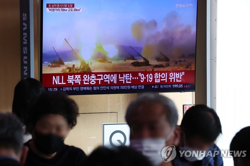 Một màn hình tại ga Seoul chiếu bản tin về việc Triều Tiên bắn pháo vào "vùng đệm" ngày 14-10. Ảnh: Yonhap
