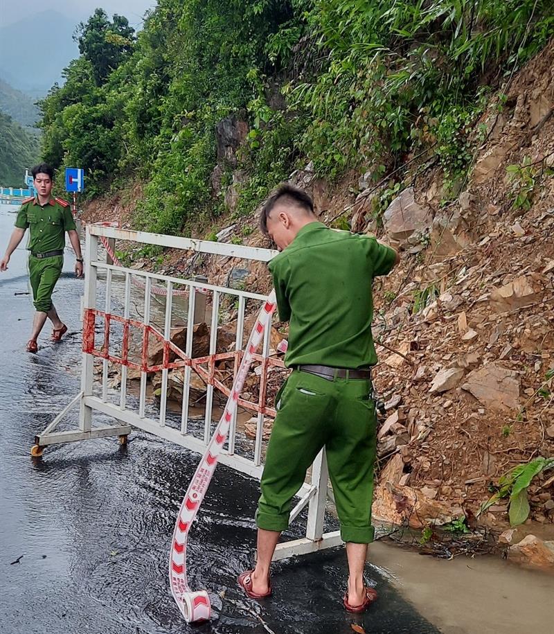 Do mưa lớn kéo dài nên trong ngày 14-10, lực lượng chức năng tỉnh Quảng Ngãi đã dừng tìm kiếm nạn nhân mất tích tại nhà máy thủy điện Kà Tinh.