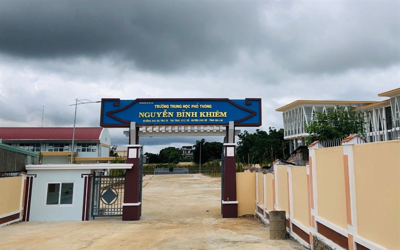 Trường THPT Nguyễn Bỉnh Khiêm trahi thị trấn Chư Sê.