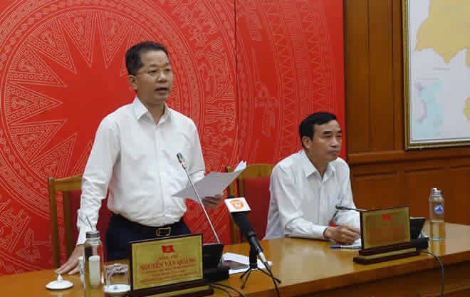 Bí thư Thành ủy Nguyễn Văn Quảng (bên trái) cùng Chủ tịch UBND thành phố Lê Trung Chinh chủ trì cuộc họp. Ảnh: Hoàng Hiệp