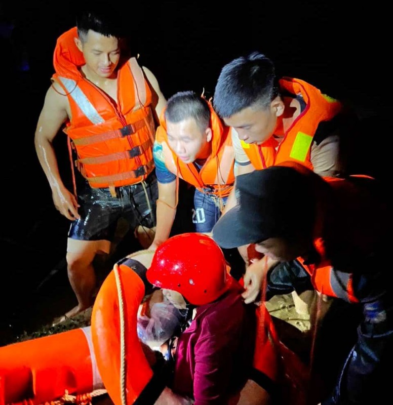 23h đêm 14/10, lực lượng CSGT Công an TP Đà Nẵng vẫn điều động 100% quân, túc trực 24/24 trên khắp các tuyến đường, tuyến quốc lộ để đảm bảo TTATGT, hỗ trợ người và phương tiện gặp nạn trong mưa, lụt.