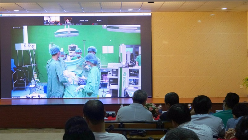 Các đại biểu xem truyền hình ca mổ thị phạm phẫu thuật cắt thùy phổi trực tiếp tại phòng mổ Bệnh viện Đà Nẵng.