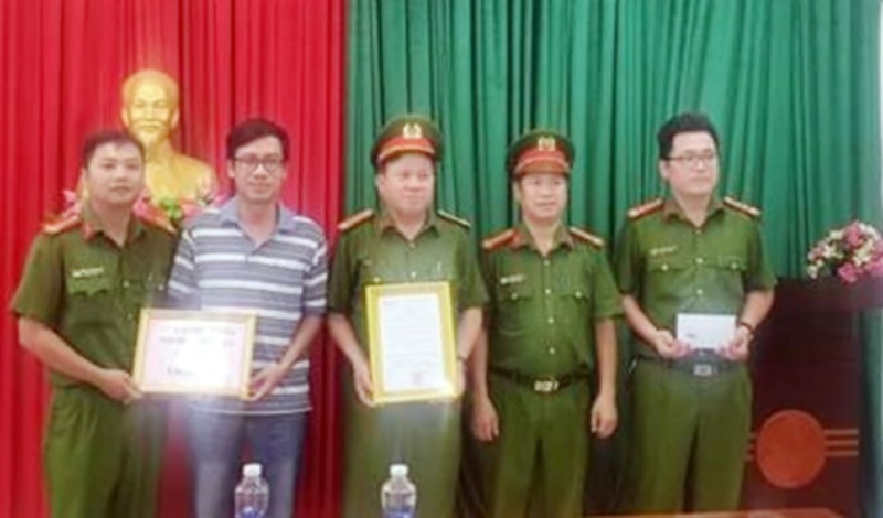 Đại diện Công an quận Thanh Khê trao thưởng cho cán bộ chiến sĩ Công an phường Xuân Hà.