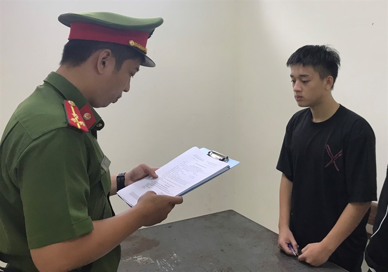 Công an quận Hải Châu thi hành lệnh bắt tạm giam đối với Ngô Tùng Dương.