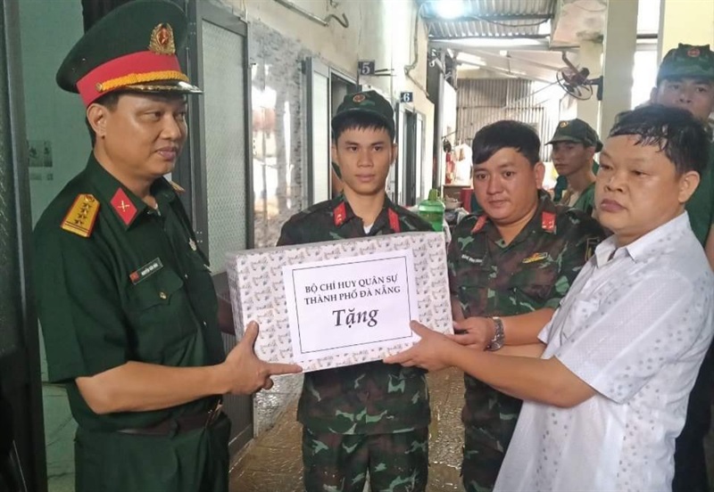 Đại tá Nguyễn Văn Hòa – Chỉ huy trưởng Bộ CHQS TP thăm hỏi bà con và tặng quà động viên các lực lượng làm nhiệm vụ.