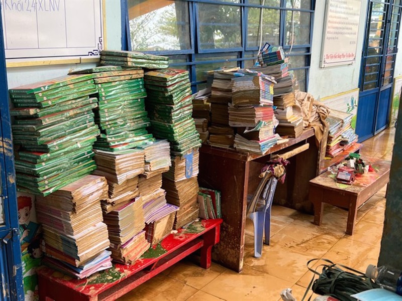 Sách bị ướt sũng tại trường TH Huỳnh Ngọc Huệ.