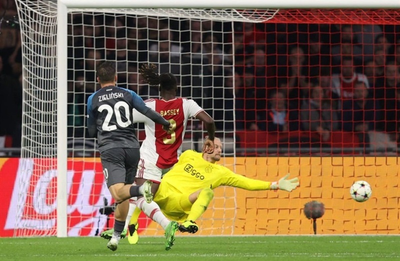 Ajax (áo sáng) là nạn nhân “thảm hại” của Napoli ở Champions League mùa này với tổng tỷ số 2 2 lượt đi về là 10-3.