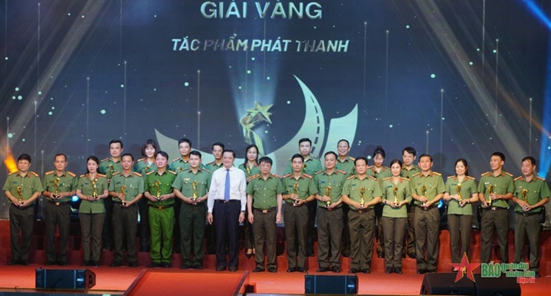 Ban tổ chức trao giải Vàng cho các đơn vị tham gia liên hoan ở thể loại tác phẩm Phát thanh.