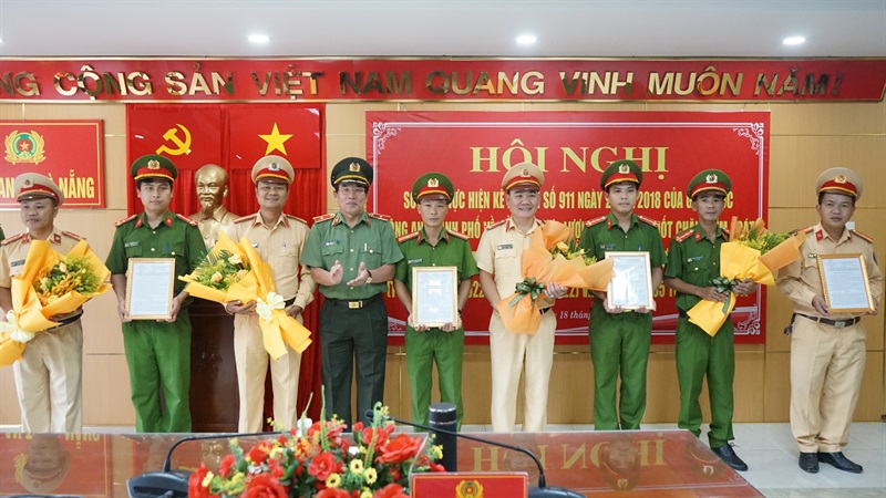 Thiếu tướng Vũ Xuân Viên tặng Giấy khen cho các thành viên của 3 Tổ công tác 911 làm nhiệm vụ trong đợt 2 năm 2022.