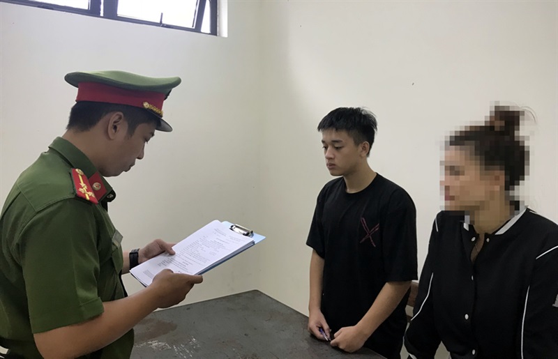 Công an quận Hải Châu thực hiện lệnh bắt tạm giam đối với Dương.