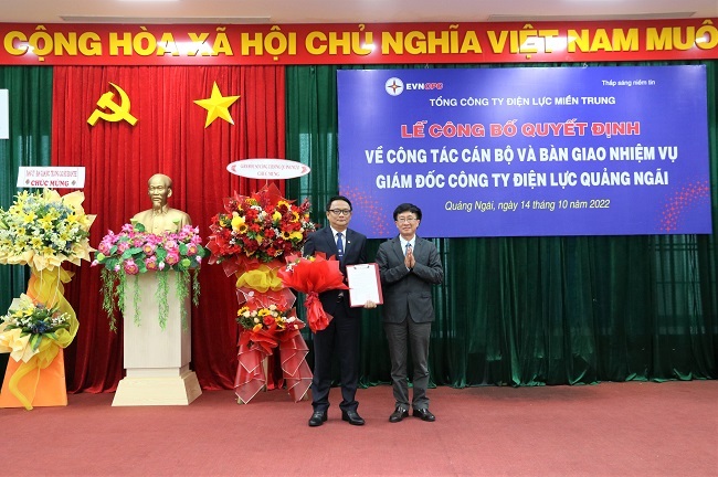 Lễ ký biên bản bàn giao nhiệm vụ Giám đốc Công ty Điện lực Quảng Ngãi
