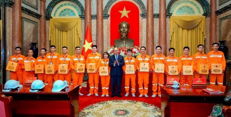 Anh Nguyễn Nho Hồng - Tổ trưởng quản lý vận hành Trạm biến áp 110kV Đội quản lý vận hành Lưới điện cao thế Quảng Nam (bên phải) đang thực hiện phần thi (ảnh X. Thái).
