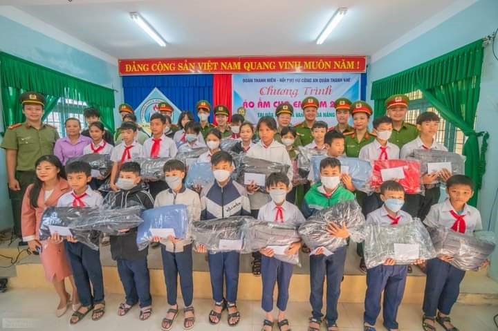 CAQ Thanh Khê tặng quà cho các em học sinh trong chương trình “Áo ấm cho em”.