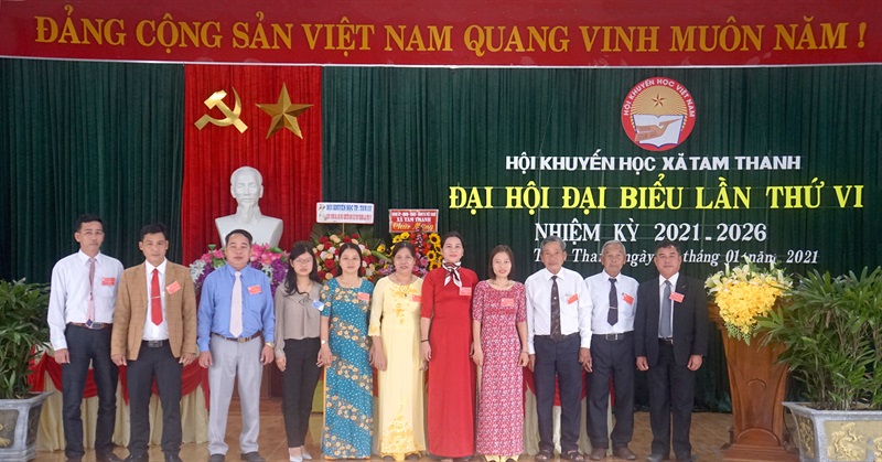Chi hội Khuyến học thôn Hòa Thượng trao thưởng HSG.
