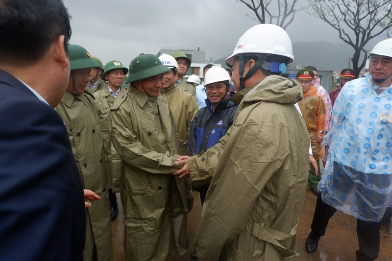 Chủ tịch nước Nguyễn Xuân Phúc kiểm tra tình hình sụt lở đường