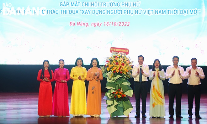 Chiều 18-10, Hội Liên hiệp Phụ nữ (LHPN) thành phố tổ chức chương trình gặp mặt chi hội trưởng phụ nữ và phát động phong trào thi đua “Xây dựng người phụ nữ Việt Nam thời đại mới” nhân kỷ niệm 92 năm thành lập Hội LHPN Việt Nam và ngày Phụ nữ Việt Nam 20-10.
