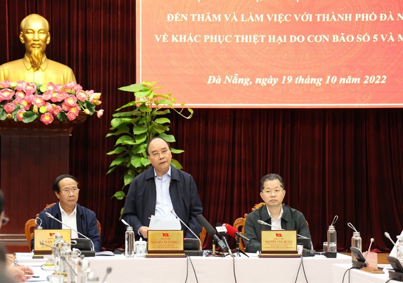 Chủ tịch nước Nguyễn Xuân Phúc và Phó Thủ tướng Lê Văn Thành tặng quà cho bà con thôn Thạch Nham Đông, xã Hòa Nhơn, huyện Hòa Vang.