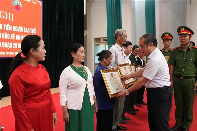 Phó Chủ tịch Thường trực UBND tỉnh Quảng Ngãi Trần Hoàng Tuấn trao Bằng khen cho các tập thể, cá nhân.
