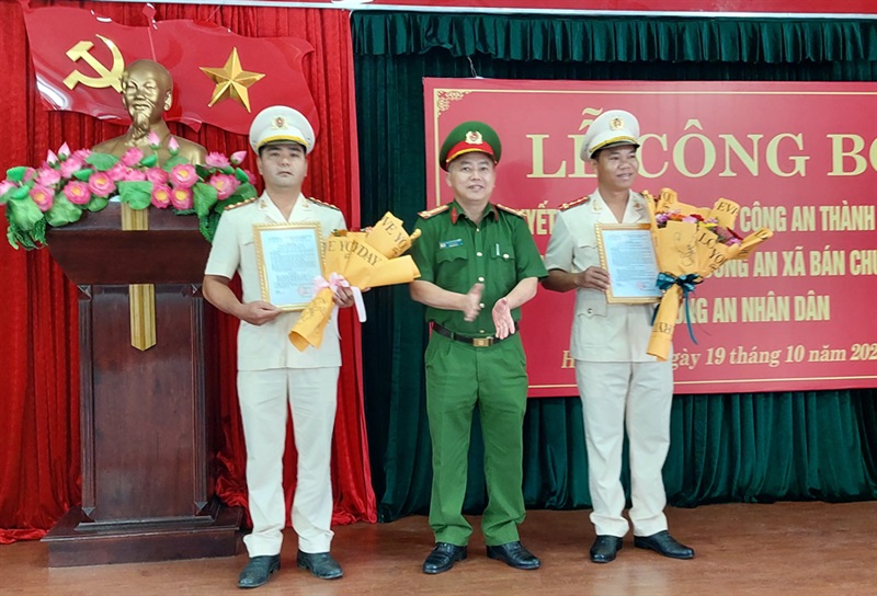 Thay mặt Giám đốc Công an TP Đà Nẵng, Đại tá Nguyễn Văn Tăng trao quyết định cho cán bộ chiến sĩ mới được tuyển dụng.