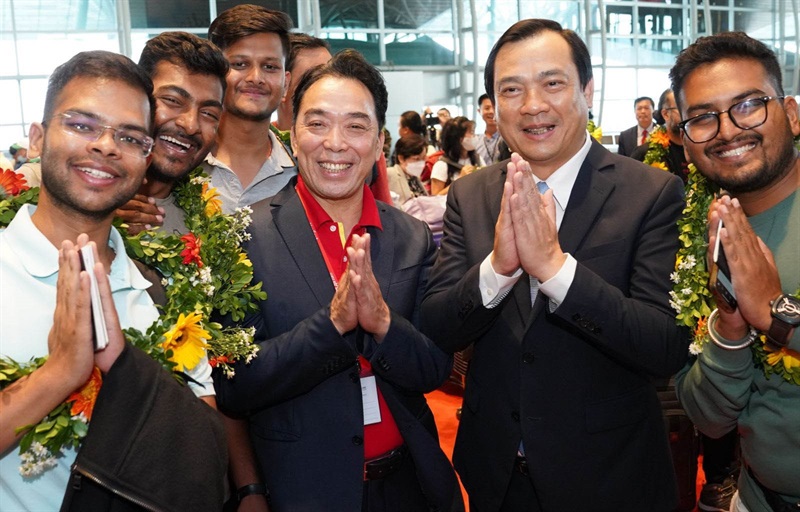 Lãnh đạo Tổng cục Du lịch chào đón những vị khách Ấn Độ đầu tiên đến Đà Nẵng qua đường bay trực tiếp.