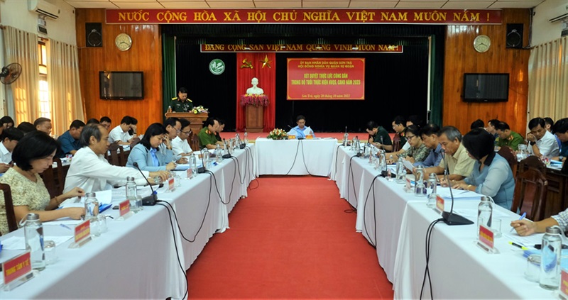 Ông Hoàng Sơn Trà- Chủ tịch UBND Q. Sơn Trà chủ trì buổi xét duyệt.